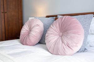 阿什伯恩Dovedale的床上配有2个粉红色枕头