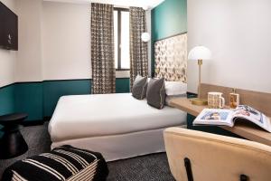 巴黎巴黎拉斐特酒店的酒店客房配有一张床、一张书桌