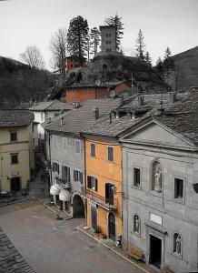 菲乌马尔博Torre Riva Dimora storica的一座有塔的山丘上的一群建筑