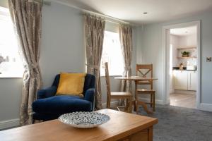 阿什伯恩Beresford Dale的客厅配有蓝色的沙发和桌子