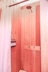 厄尔查尔坦Chalten Camp - Glamping with a view的带淋浴的浴室和木墙