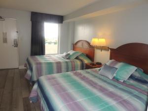 默特尔比奇Beach Vacation Condos South的酒店客房设有两张床和窗户。
