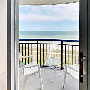 默特尔比奇Beach Vacation Condos South的一个带桌椅的海景阳台