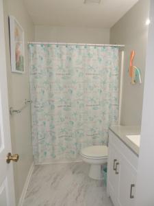 默特尔比奇Beach Vacation Condos South的一间带卫生间和淋浴帘的浴室