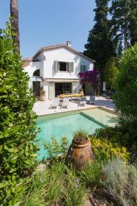 戛纳Villa Tsavorite - Cannes Californie的庭院中带游泳池的房子