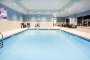 Holiday Inn Express & Suites - Ely, an IHG Hotel内部或周边的泳池