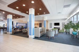 伊利Holiday Inn Express & Suites - Ely, an IHG Hotel的医院的大厅,配有桌椅