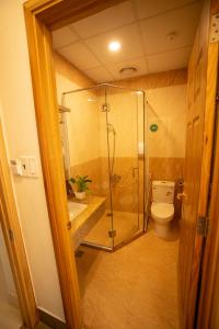 Cao LãnhHuynh Duc 2 Hotel的一间带玻璃淋浴和卫生间的浴室