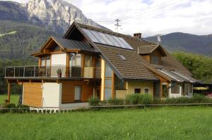 GundersheimApartment Janschitz Gundersheim的屋顶上设有太阳能电池板的房子
