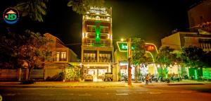 Cao Lãnh胡恩杜克酒店的街上的一座有绿灯的建筑