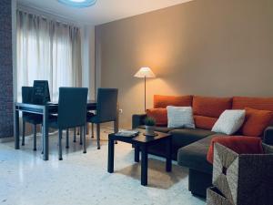 马拉加拉斐拉旅馆的客厅配有沙发和桌子