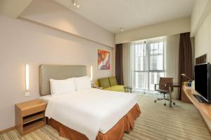 宝山区上海共康智选假日酒店的酒店客房设有一张大床和一台电视。