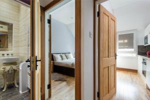 爱丁堡Castle Vista, Grassmarket Apartment的卧室配有床、水槽和门