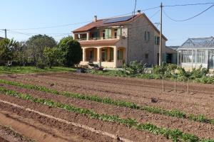 耶尔Gîte du Pagoulin - Chambres d'hôtes的房屋前的农作物田
