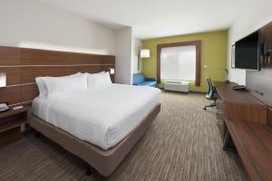 Holiday Inn Express Troy, an IHG Hotel的电视和/或娱乐中心