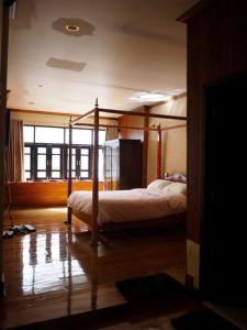 曼谷皇家查亭度假村酒店的一间卧室,卧室内配有一张天蓬床