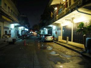 曼谷皇家查亭度假村酒店的夜间停在城市街道上的汽车