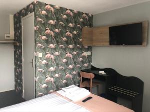 ÉtablesHôtel Heod - Binic - Saint-Quay-Portrieux的一间卧室,墙上装饰着粉红色的火烈鸟