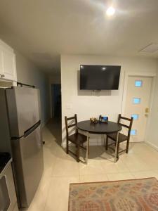 萨拉索塔Captiva Beach Resort (open private beach access)的厨房配有桌子和冰箱