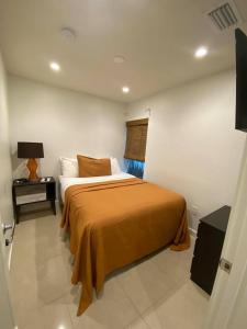 萨拉索塔Captiva Beach Resort (open private beach access)的一间卧室配有一张带橙色毯子的大床
