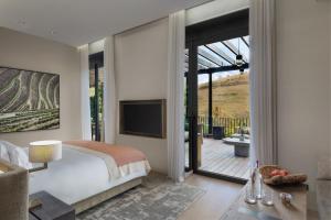 拉梅戈杜罗河谷六善酒店的一间卧室设有一张床和一个滑动玻璃门