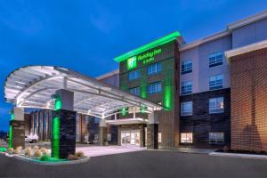 佩里斯堡Holiday Inn & Suites - Toledo Southwest - Perrysburg, an IHG Hotel的进入酒店入口的 ⁇ 染