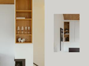 格雷德克纳德纳杰姆Bosky Apartament的厨房设有白色的墙壁和木制橱柜。