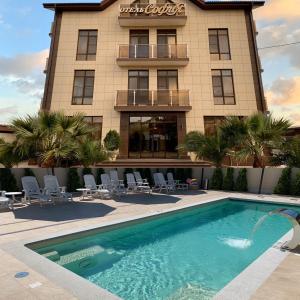 阿德勒索菲亚酒店的大楼前设有游泳池的酒店