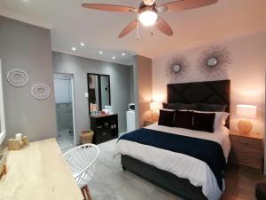 范德拜尔帕克Roxy's Rest Guest House的一间卧室配有一张床和吊扇