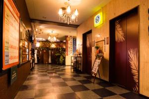 鹿儿岛Kagoshima Coconuts Resort Marina (Love Hotel)的带有 ⁇ 架的餐厅的走廊