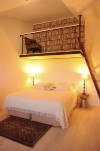 卡斯特洛罗德里戈卡萨达西斯特纳酒店的一间卧室配有一张床和一张带梯子的阁楼床