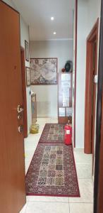 塔兰托affitta camere" Nonna Paola"的走廊上,地板上铺着地毯