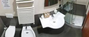塔兰托affitta camere" Nonna Paola"的浴室设有2个水槽和2个卫生间
