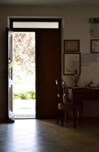 阿斯蒂拉洛坎达迪维尔贝拉农家乐的通往带桌椅的用餐室的开放式门