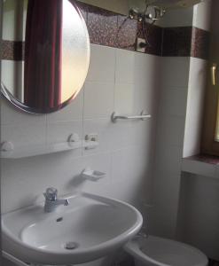 维拉巴萨Residenze Sonnenschein Casa Bianca的一间带水槽、镜子和卫生间的浴室