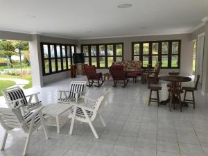 马拉戈日Ampla Casa na beira mar de Maragogi的客厅配有桌椅和沙发