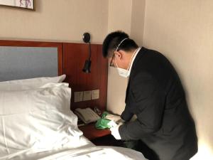 上海梦果酒店（浦东机场店）的戴面具的人站在床边