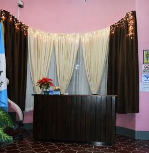 危地马拉Hotel Fuentes的配有窗帘和灯的前台