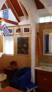 提华纳Greek Cottage Playas de Tijuana的浴室设有蓝色椅子和水槽
