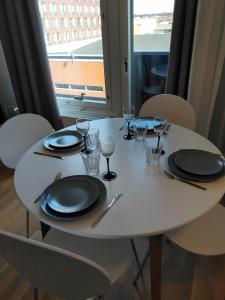 于韦斯屈莱Lutakko Apartment with free car parking的一张带盘子和酒杯的白色桌子