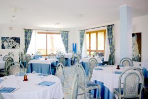 博尼法蒂Residence Antigua的一间设有白色桌椅的用餐室