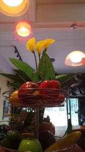 素叻Amaretto & Caffe Hostel的番茄片和站台上的植物