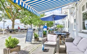 萨斯尼茨海之宴酒店的庭院配有桌椅和遮阳伞。