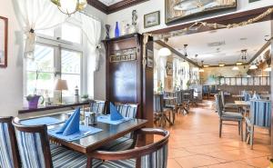 萨斯尼茨海之宴酒店的餐厅内带桌椅的用餐室