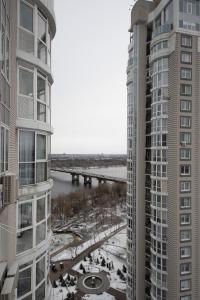 基辅Stylish Panoramic apartments Dnipro Sail riverside的两座高楼之间的桥梁景色