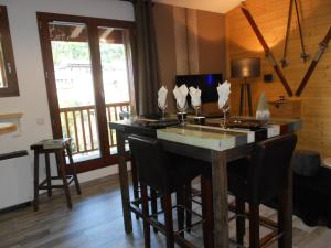 拉萨尔莱阿尔佩Charmant T2 en DUPLEX ARAVET113的一个带桌椅的厨房和一个阳台