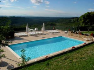 蒙泰斯佩尔托利Agriturismo Le Pianore的山景游泳池