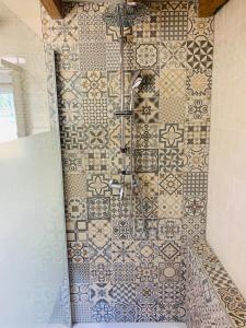 FlêtreLe gîte du bois Greffier的带淋浴的浴室(带瓷砖墙)