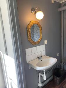 亨尼博斯特兰德Hunnebostrands vandrarhem Gammelgården的浴室设有水槽和墙上的镜子