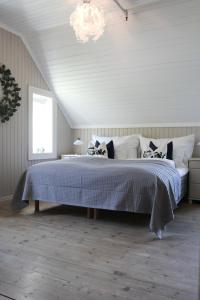 Norddal佩崔尼斯酒店的一间卧室配有一张大床和一个吊灯。